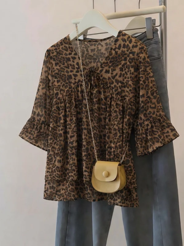 Chic Anti-Aging Leopard Print Chiffon Shirt Women's Summer New Large Size Fashionable V-Neck Shoulder Length Upper Body
Chic Anti-Aging Leopard Print Chiffon Shirt Women's Summer New Large Size Fashionable V-Neck Shoulder Length Upper Body