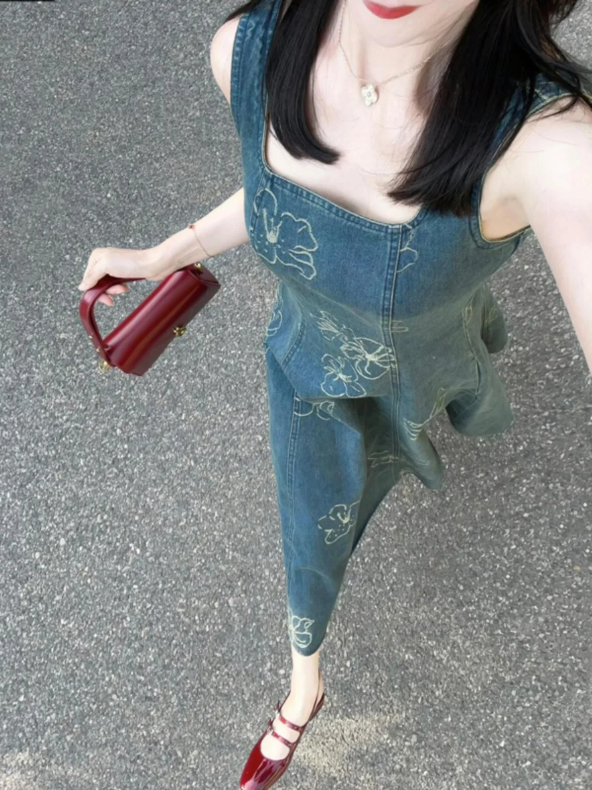 Retro Hong Kong Style Denim Dress Women's Summer New National Embroidery Sleeveless Vest Long Skirt Cotton Mid-waist Fit
Retro Hong Kong Style Denim Dress Women's Summer New National Embroidery Sleeveless Vest Long Skirt Cotton Mid-waist Fit