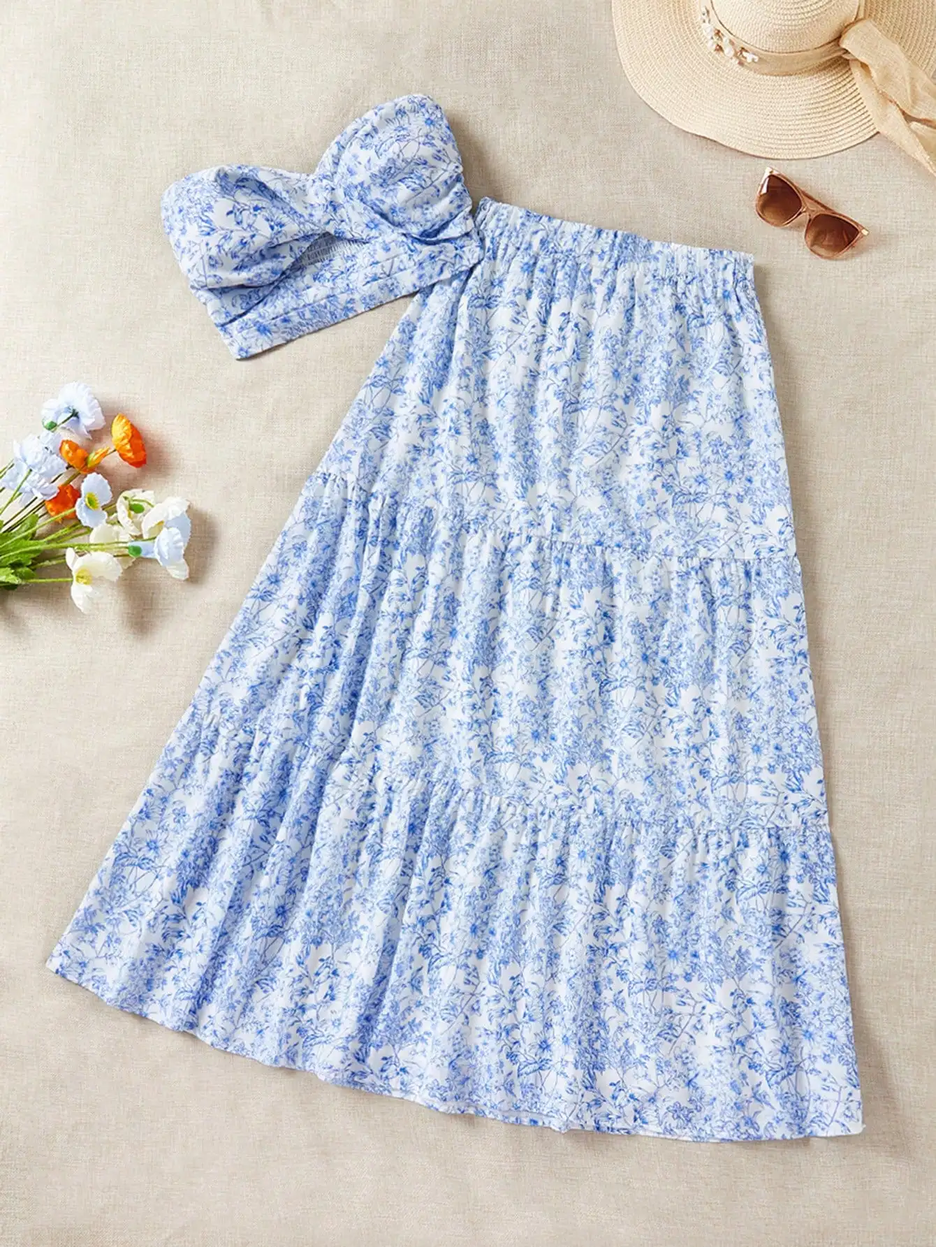 Комплект из топа-бандо с синим цветочным принтом и многоярусной юбки для летнего отдыха
Комплект из топа-бандо с синим цветочным принтом и многоярусной юбки для летнего отдыха