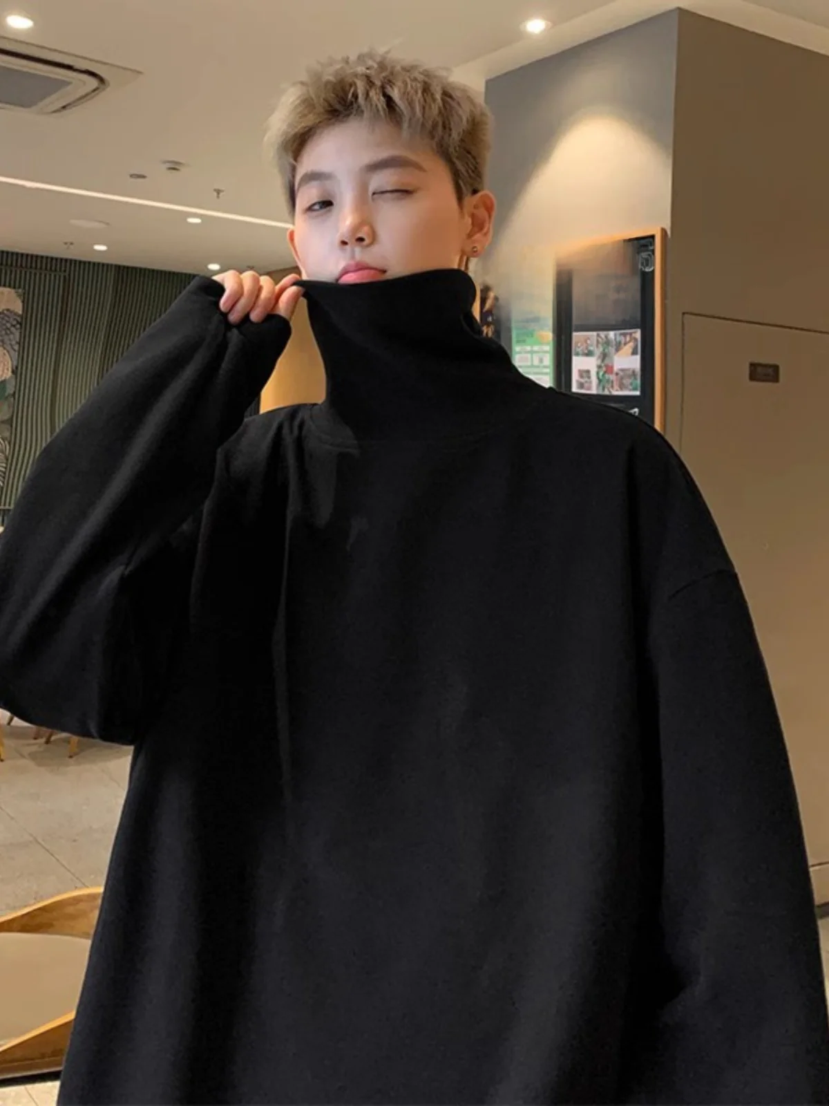 Мужская толстовка оверсайз с высоким воротником и длинными рукавами, американский стиль, базовая одежда, толстовка-куртка, черная, из плотного вельвета, осенняя коллекция.
Мужская толстовка оверсайз с высоким воротником и длинными рукавами, американский стиль, базовая одежда, толстовка-куртка, черная, из плотного вельвета, осенняя коллекция.