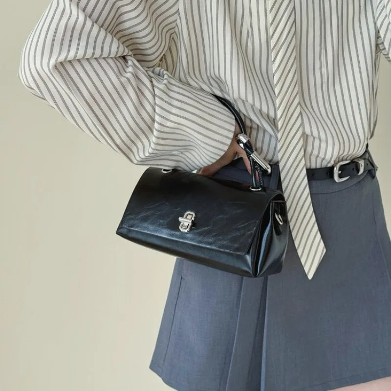 Chic Classic Ladies Handbag Vintage Simple Fashion High End Leather Texture Crossbody Travel Bag
Chic Classic Ladies Handbag Vintage Simple Fashion High End Leather Texture Crossbody Travel Bag