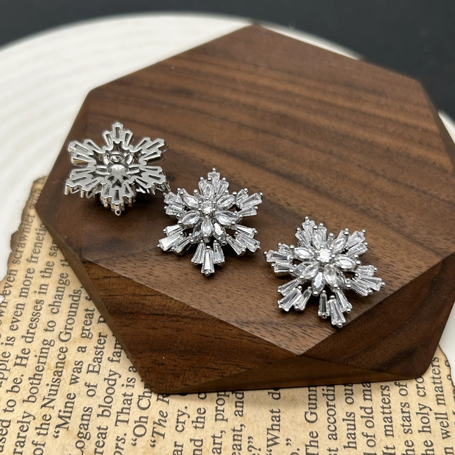 5 шт., большие пуговицы со снежинками и микроинкрустацией цирконом для шитья свитера, пальто, кашемировый вязаный кардиган, пуговицы со стразами и кристаллами
5 шт., большие пуговицы со снежинками и микроинкрустацией цирконом для шитья свитера, пальто, кашемировый вязаный кардиган, пуговицы со стразами и кристаллами