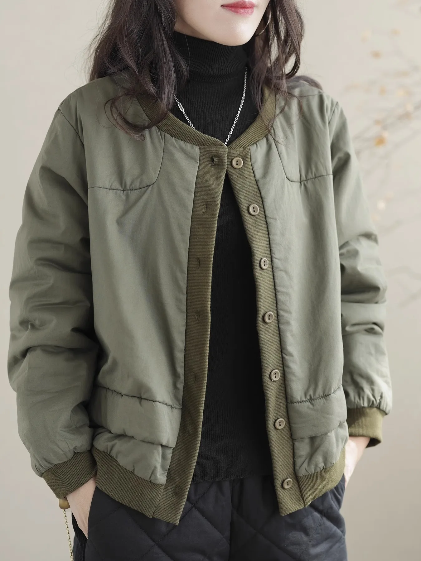 Утепленная хлопковая бейсбольная куртка в стиле ретро для женщин, теплая, большого размера, с цветными блоками, брендовая верхняя одежда с длинными рукавами и круглым вырезом
Утепленная хлопковая бейсбольная куртка в стиле ретро для женщин, теплая, большого размера, с цветными блоками, брендовая верхняя одежда с длинными рукавами и круглым вырезом