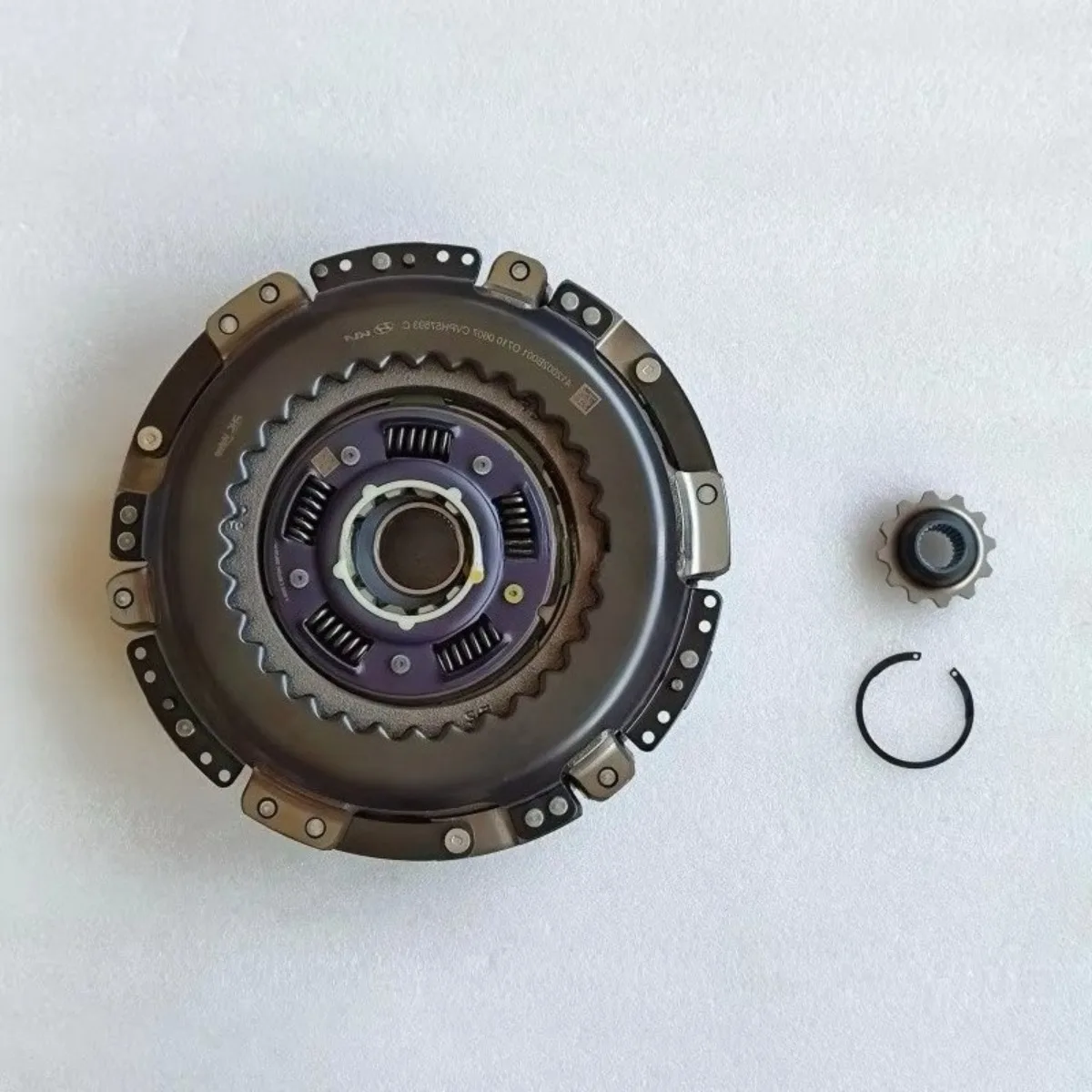 The D6KF1-CLUT01-OEM clutch 41200-2B001 is suitable for Hyundai and Kia D6KF1 6-speed hybrid dual-clutch transmissions (D027S6).
The D6KF1-CLUT01-OEM clutch 41200-2B001 is suitable for Hyundai and Kia D6KF1 6-speed hybrid dual-clutch transmissions (D027S6).