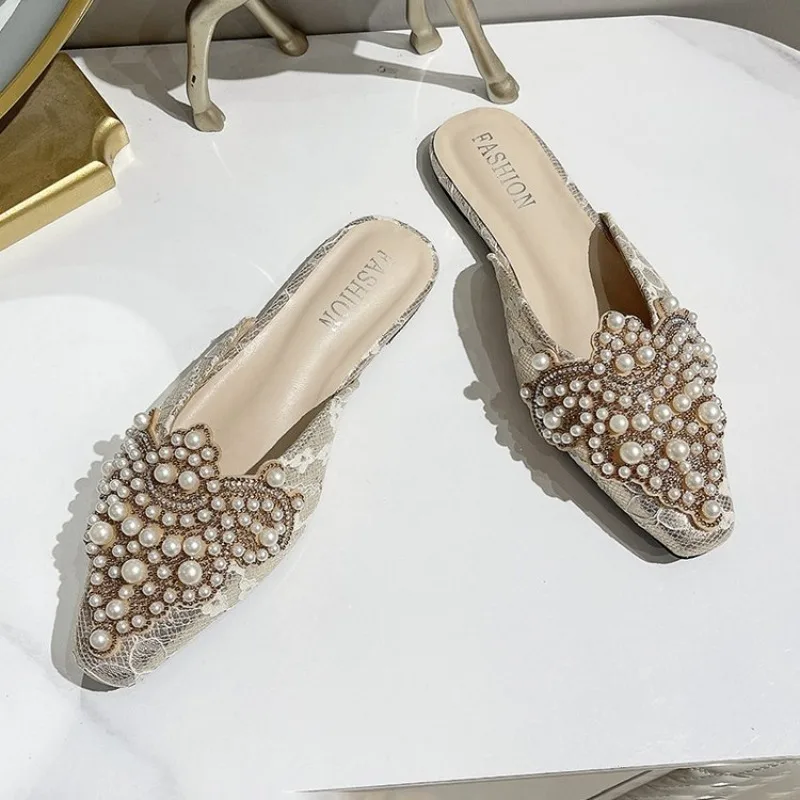 Женская обувь с большим жемчугом, осенние кружевные полутапочки со стразами на среднем каблуке, сандалии, модная обувь Muller, повседневная универсальная одинарная обувь
Женская обувь с большим жемчугом, осенние кружевные полутапочки со стразами на среднем каблуке, сандалии, модная обувь Muller, повседневная универсальная одинарная обувь