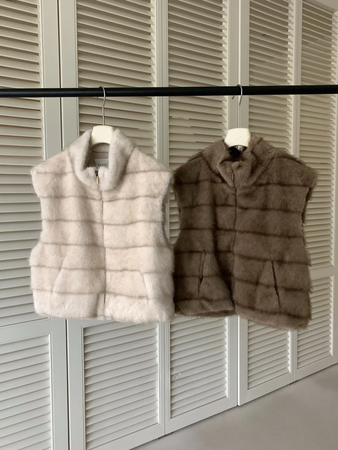 DTETOLIE Retro Stand Collar Zipper Sle Women's Vest Warm Svel Fur Outerwear Thiened Autumn Winter Coat
DTETOLIE Retro Stand Collar Zipper Sle Women's Vest Warm Svel Fur Outerwear Thiened Autumn Winter Coat
