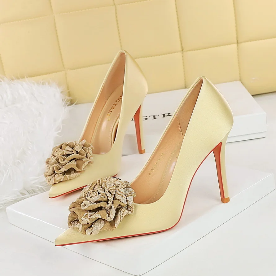 Fashion Banquet Light Luxury High sexy high heels Women's Thin Shallow Mouth Pointed Silk Flower Single ladies shoes pumps
Fashion Banquet Light Luxury High sexy high heels Women's Thin Shallow Mouth Pointed Silk Flower Single ladies shoes pumps