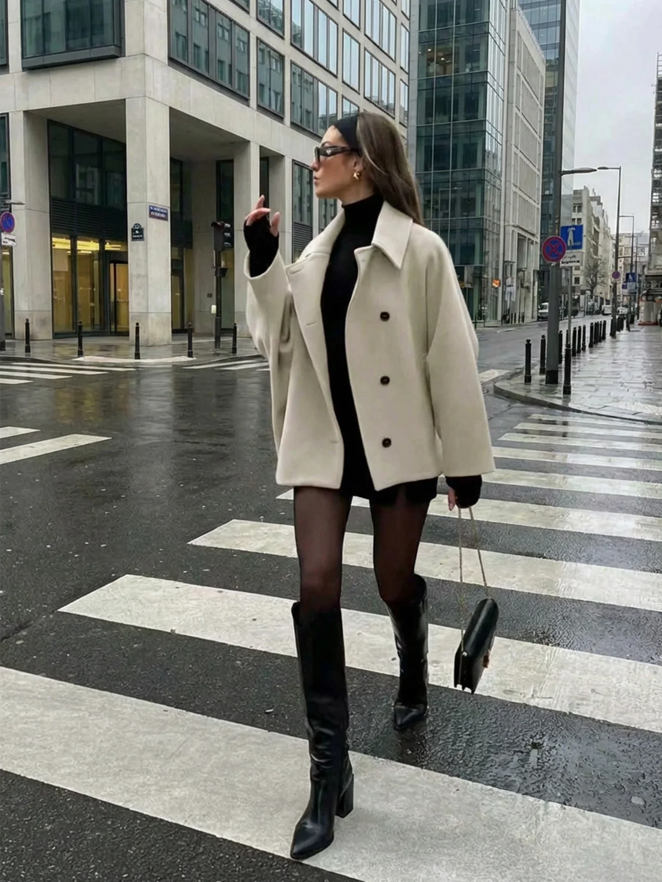 Женская бежевая куртка-бомбер из смесовой шерсти, минималистичный дизайн с пуговицами спереди для городского уличного стиля
Женская бежевая куртка-бомбер из смесовой шерсти, минималистичный дизайн с пуговицами спереди для городского уличного стиля