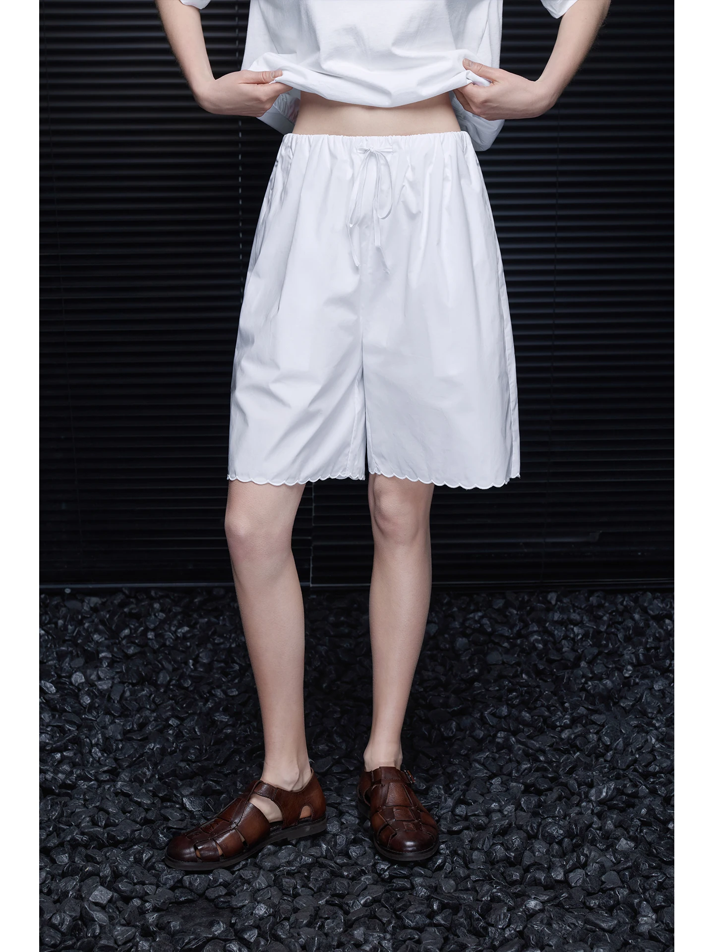 White Casual Shorts Five-Point Women's Summer New Wave Lace Design High-End Feel Street Style Cotton Straight Leg Pants
White Casual Shorts Five-Point Women's Summer New Wave Lace Design High-End Feel Street Style Cotton Straight Leg Pants