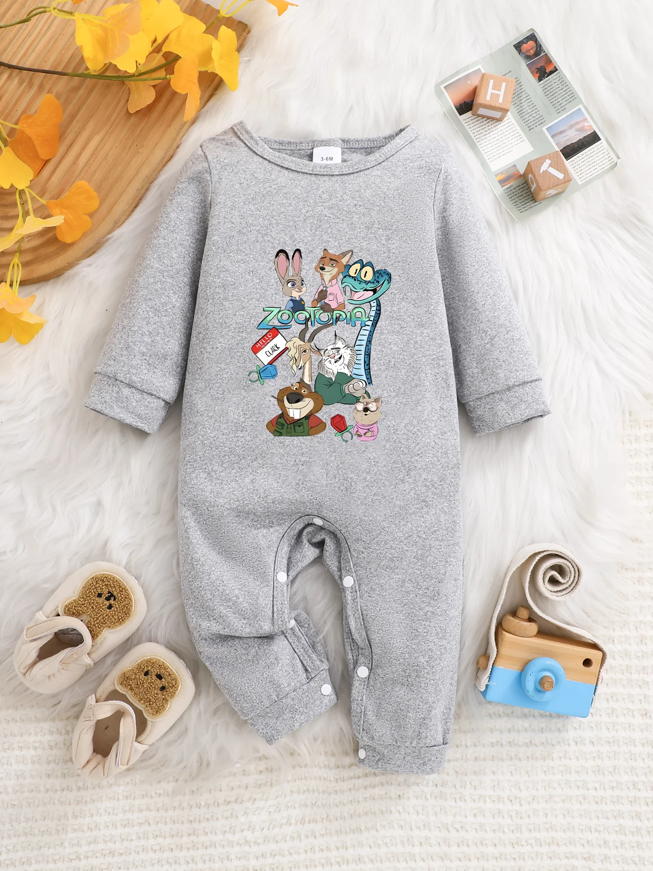 【Официально лицензировано】 Детский комбинезон с длинными рукавами Disney Zootopia: яркий принт с персонажами Zootopia, мягкая и удобная ткань.
【Официально лицензировано】 Детский комбинезон с длинными рукавами Disney Zootopia: яркий принт с персонажами Zootopia, мягкая и удобная ткань.