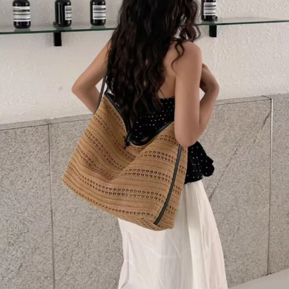 Summer New Straw Splicing Shoulder Bag Simple Woven Texture Unique Fashion Simple Casual Daily Large Capacity Tote Bag Women
Summer New Straw Splicing Shoulder Bag Simple Woven Texture Unique Fashion Simple Casual Daily Large Capacity Tote Bag Women