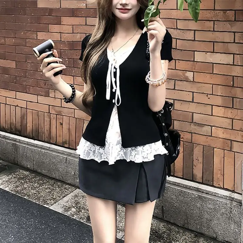 France Elegant Short Sleeve T-Shirt Fake Two-Piece Women Casual Patchwork Pure V-Neck Lace Bodycon Y2k Vintage Spring Summer
France Elegant Short Sleeve T-Shirt Fake Two-Piece Women Casual Patchwork Pure V-Neck Lace Bodycon Y2k Vintage Spring Summer