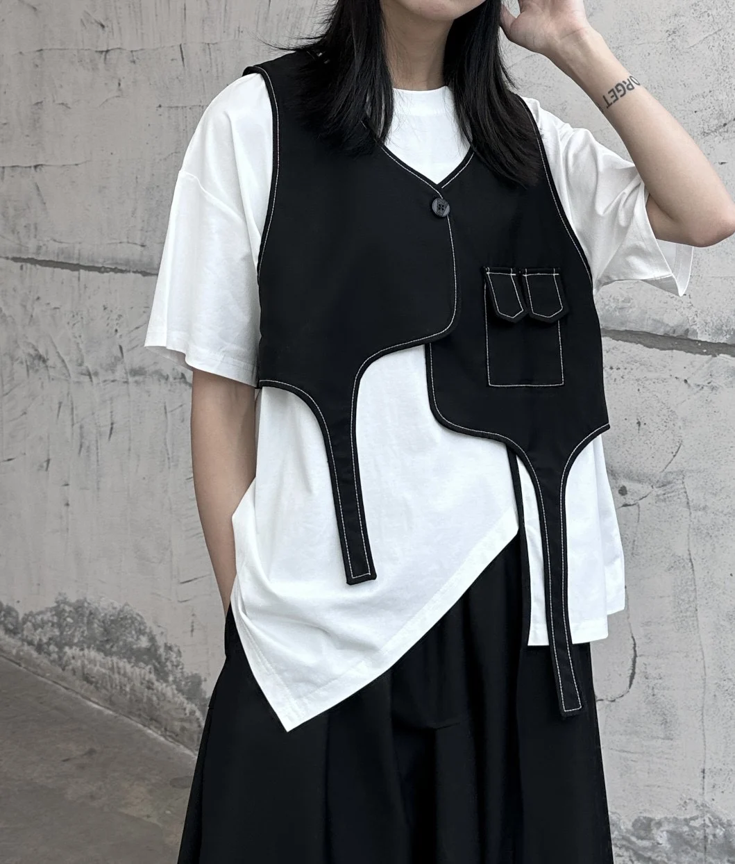 Dark Mountain Sleeveless Vest Women's Asymmetrical Design Short Style Layering Super Cool Summer Vest Slimming Knight Vest
Dark Mountain Sleeveless Vest Women's Asymmetrical Design Short Style Layering Super Cool Summer Vest Slimming Knight Vest