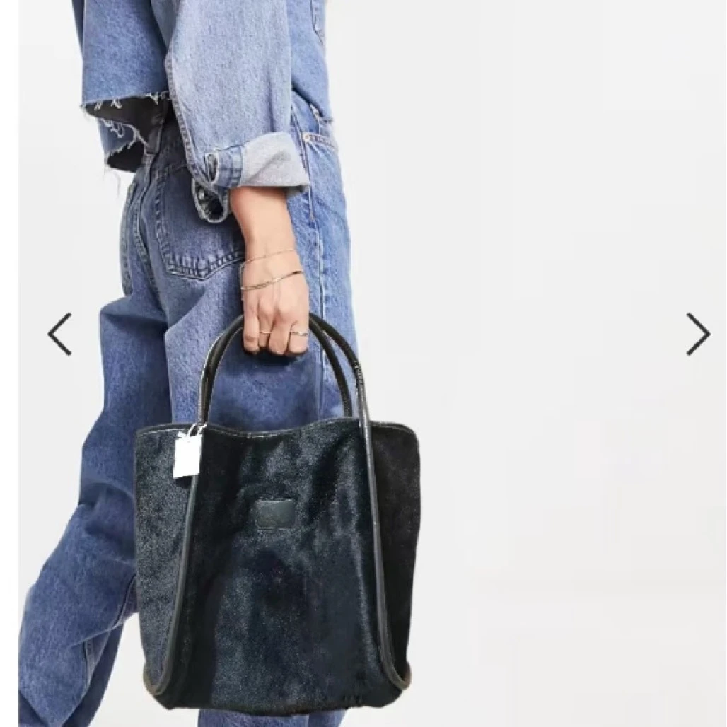 Autumn and Winter 2025 Versatile Plush Bag, High-end Large-capacity Handbag, Tote Bag, Underarm Single Shoulder Bag
Autumn and Winter 2025 Versatile Plush Bag, High-end Large-capacity Handbag, Tote Bag, Underarm Single Shoulder Bag