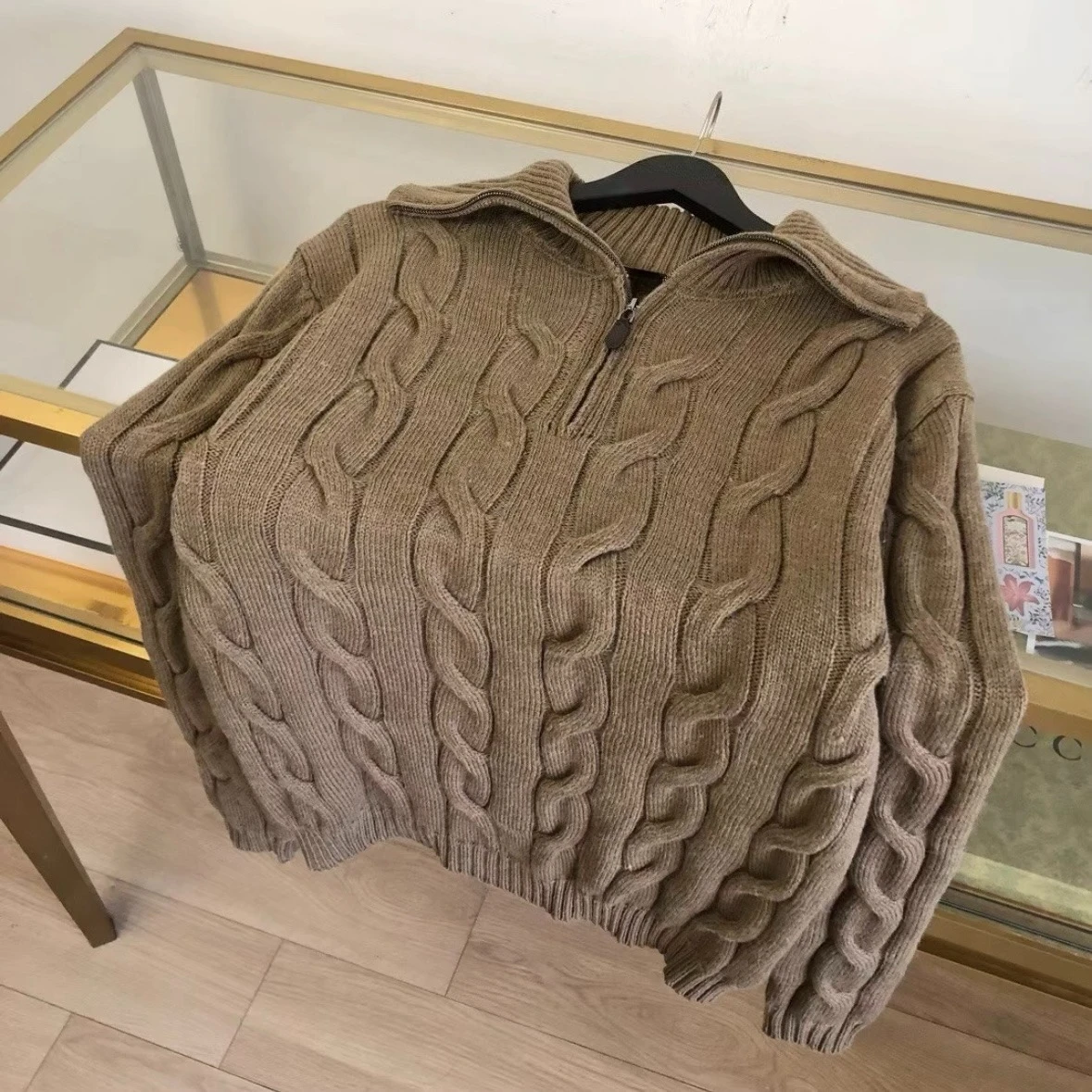 Итальянский повседневный вязаный свитер из чистой шерсти LP 25aw с лацканами и полумолнией, нейтральный
Итальянский повседневный вязаный свитер из чистой шерсти LP 25aw с лацканами и полумолнией, нейтральный