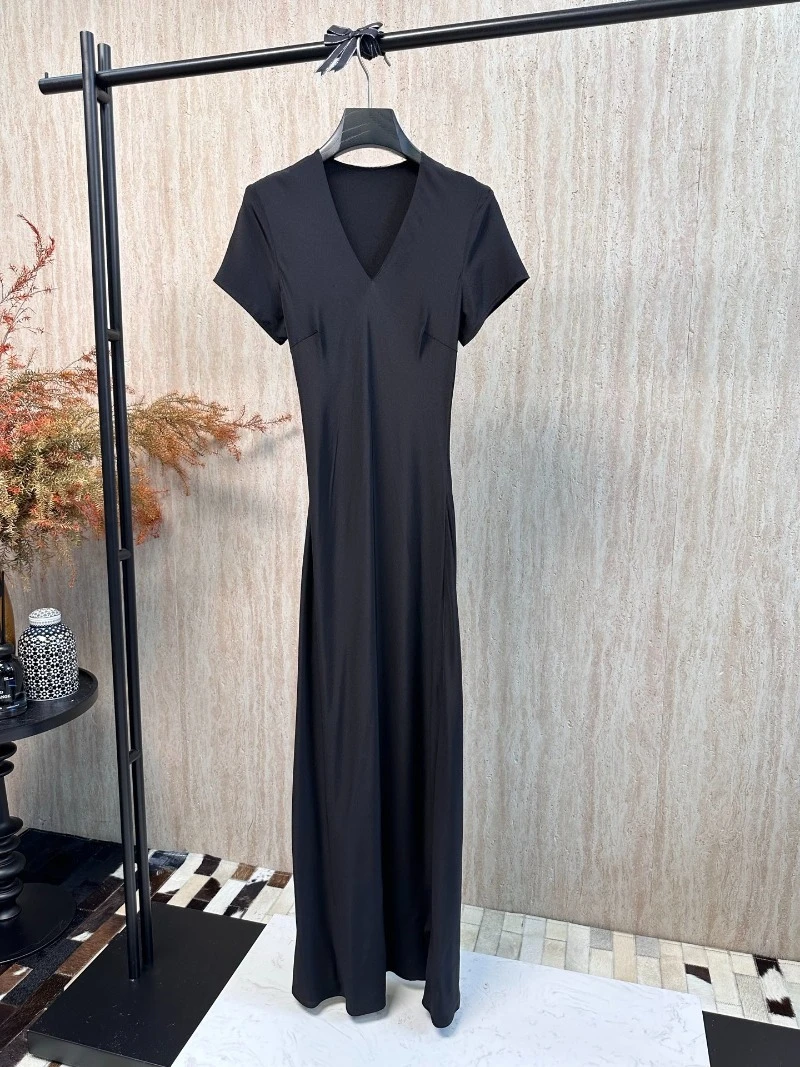 Шелковое платье с V-образным вырезом и короткими рукавами
Шелковое платье с V-образным вырезом и короткими рукавами