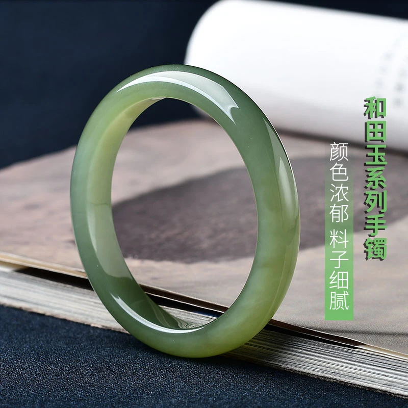 Hetian Qinghai material-bottom lake bracelet, green-white jade bangle
Hetian Qinghai material-bottom lake bracelet, green-white jade bangle