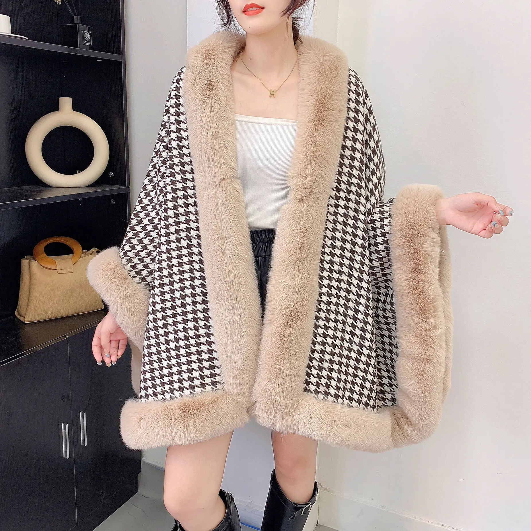 Autumn Winter New Women Shawl Faux Rabbit Fur Collar Warm Poncho Cloak Female Batwing Sleeve Casual Plaid Capes Coats
Autumn Winter New Women Shawl Faux Rabbit Fur Collar Warm Poncho Cloak Female Batwing Sleeve Casual Plaid Capes Coats