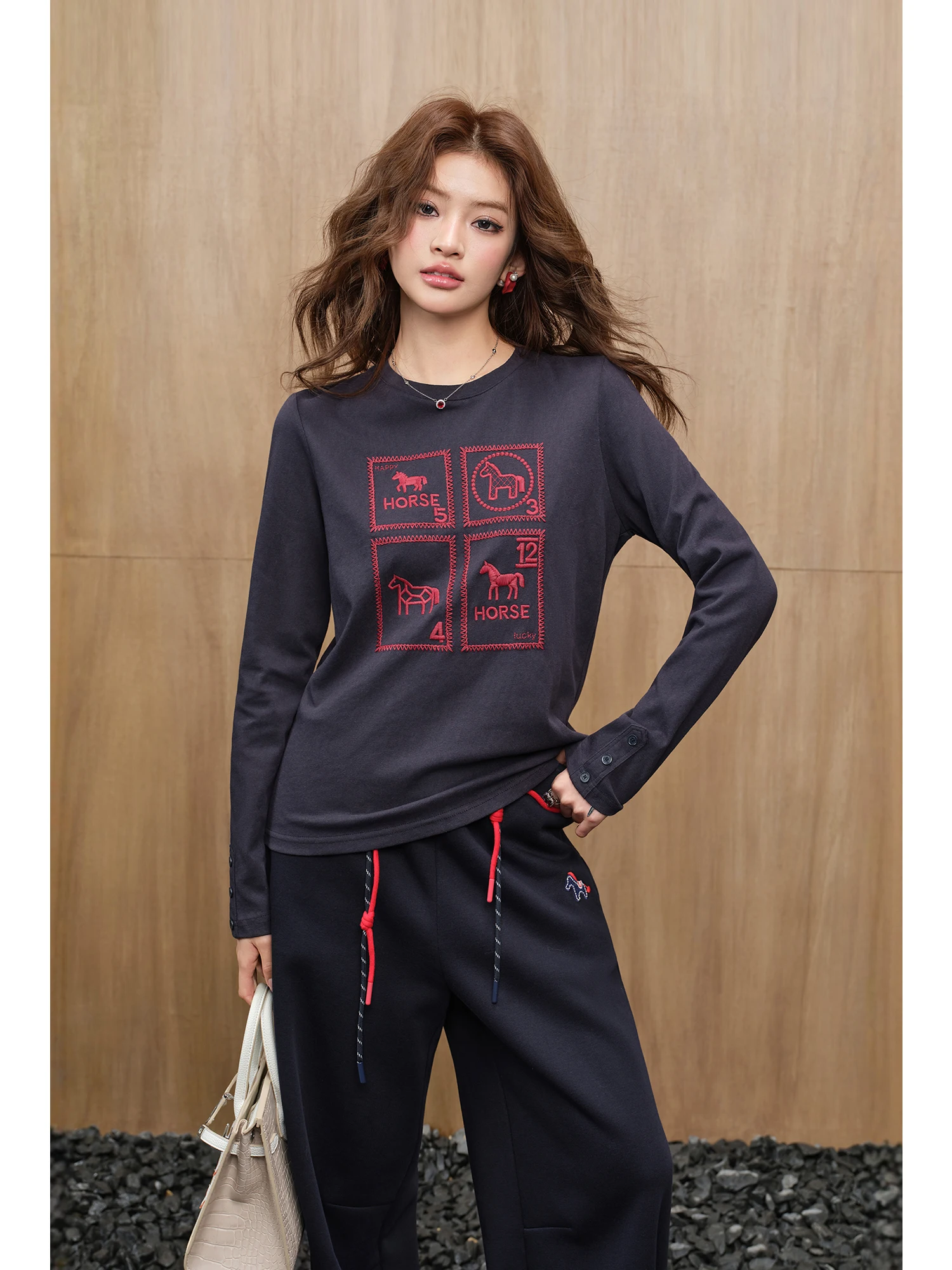 Футболка MIUCO женская повседневная из хлопка с эффектом льна, с длинным рукавом, с красной вышивкой, с омолаживающим эффектом, универсальная
Футболка MIUCO женская повседневная из хлопка с эффектом льна, с длинным рукавом, с красной вышивкой, с омолаживающим эффектом, универсальная