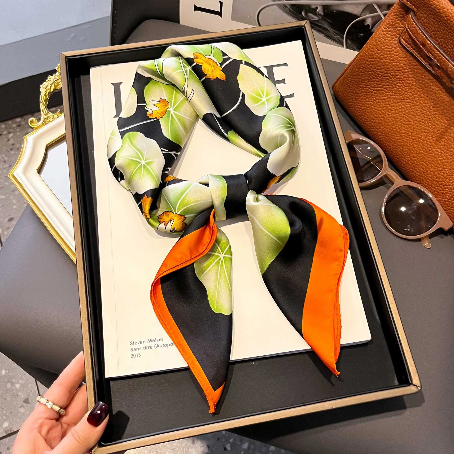 Новинка 2025 года, квадратный шелковый шарф с принтом для женщин, 70*70 см, галстуки, модный декоративный шейный платок, женский хиджаб, сумка, ленты
Новинка 2025 года, квадратный шелковый шарф с принтом для женщин, 70*70 см, галстуки, модный декоративный шейный платок, женский хиджаб, сумка, ленты