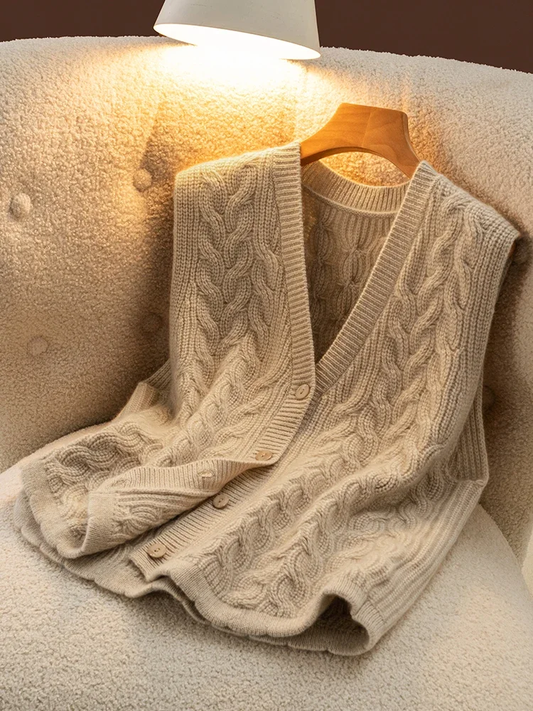 100% cashmere sweater vest women's V-neck sleeveless sweater cardigan loose overlapping wool knit vest.
100% cashmere sweater vest women's V-neck sleeveless sweater cardigan loose overlapping wool knit vest.
