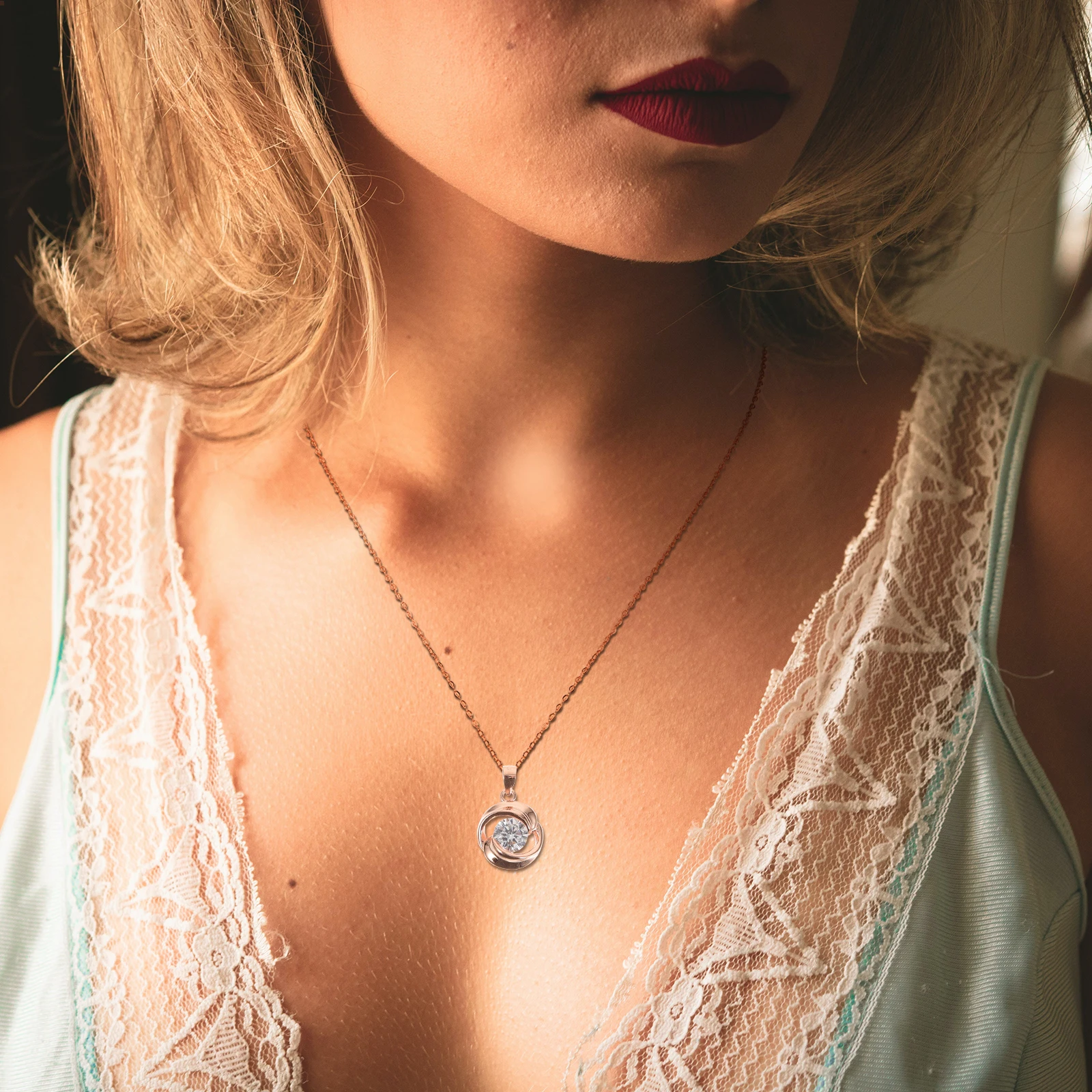 Rose Zircon Necklace Choker Charm Creative Necklaces Women Pendant Chain Minimalist Jewelry Gifts Romantic Atmosphere Sparkling
Rose Zircon Necklace Choker Charm Creative Necklaces Women Pendant Chain Minimalist Jewelry Gifts Romantic Atmosphere Sparkling