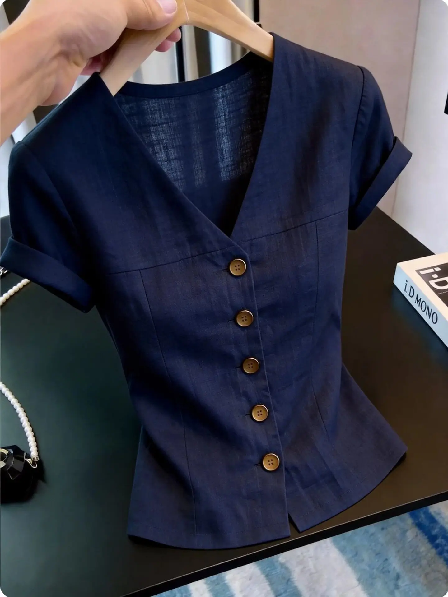 Women's Casual V-Neck Short Sleeve Shirt Slim Fit French Style Top Breathable Skin-Friendly Summer Design Sensation Streetwear
Women's Casual V-Neck Short Sleeve Shirt Slim Fit French Style Top Breathable Skin-Friendly Summer Design Sensation Streetwear