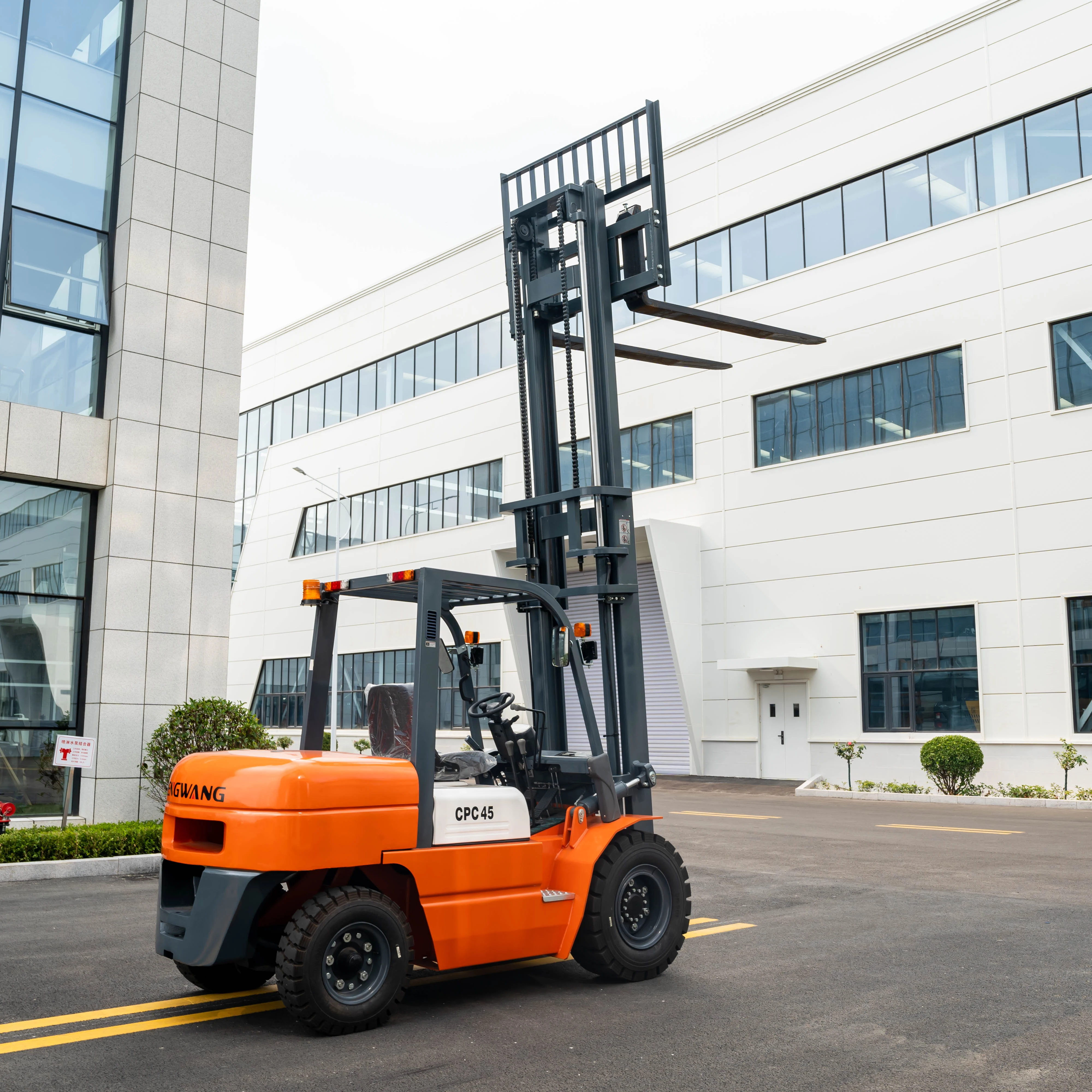 Diesel Forklift Truck 4 Ton 4.5t Industrial Lift Truck Heavy Duty Forklifts Equipment Warehouse Construction Material Handling
Diesel Forklift Truck 4 Ton 4.5t Industrial Lift Truck Heavy Duty Forklifts Equipment Warehouse Construction Material Handling