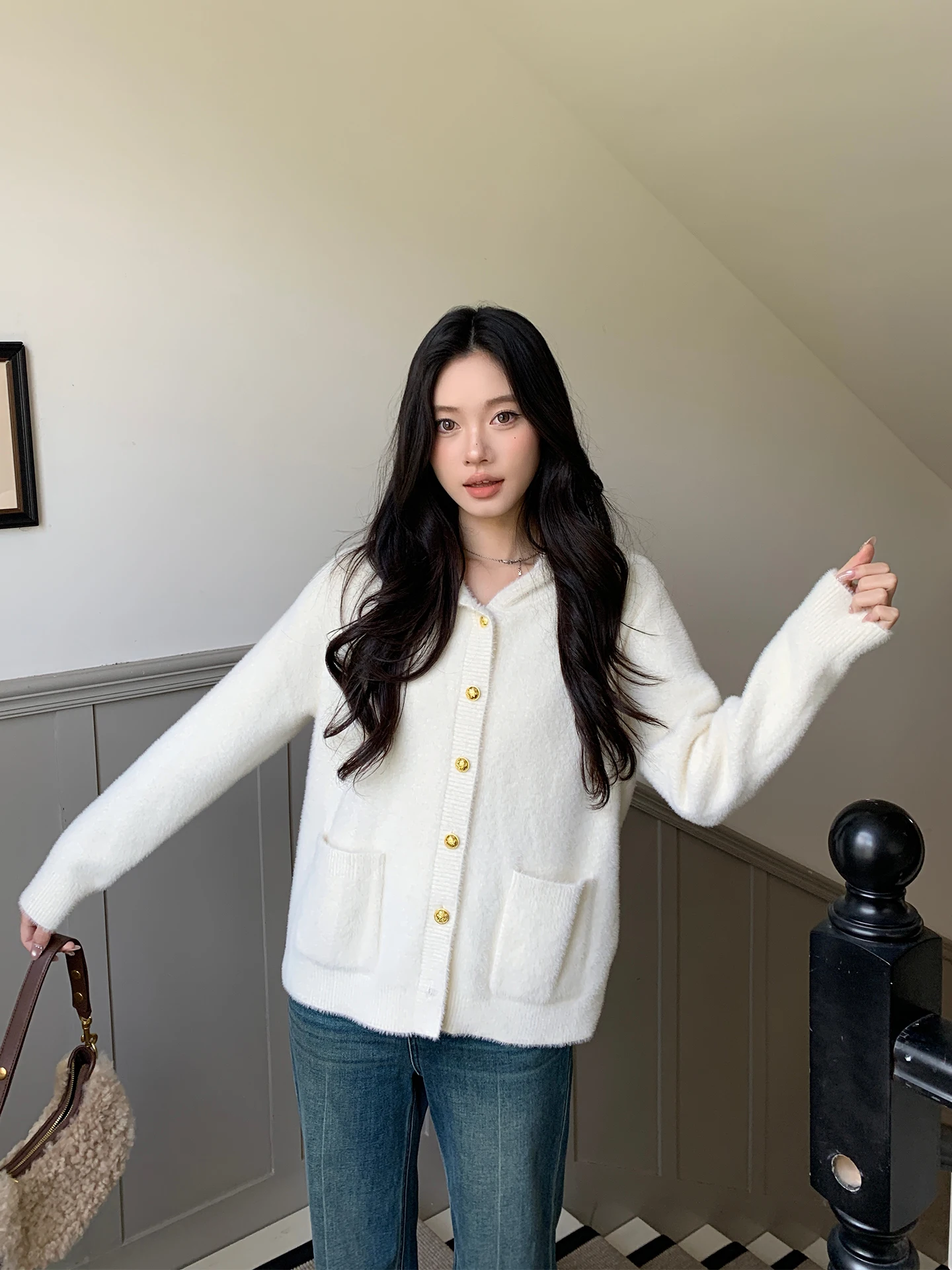 Теплая вязаная шапка MECE Gold Bean Bean Coat, плотный вязаный свитер с капюшоном, женский удлиненный свитер средней длины с застежкой на одну пуговицу
Теплая вязаная шапка MECE Gold Bean Bean Coat, плотный вязаный свитер с капюшоном, женский удлиненный свитер средней длины с застежкой на одну пуговицу