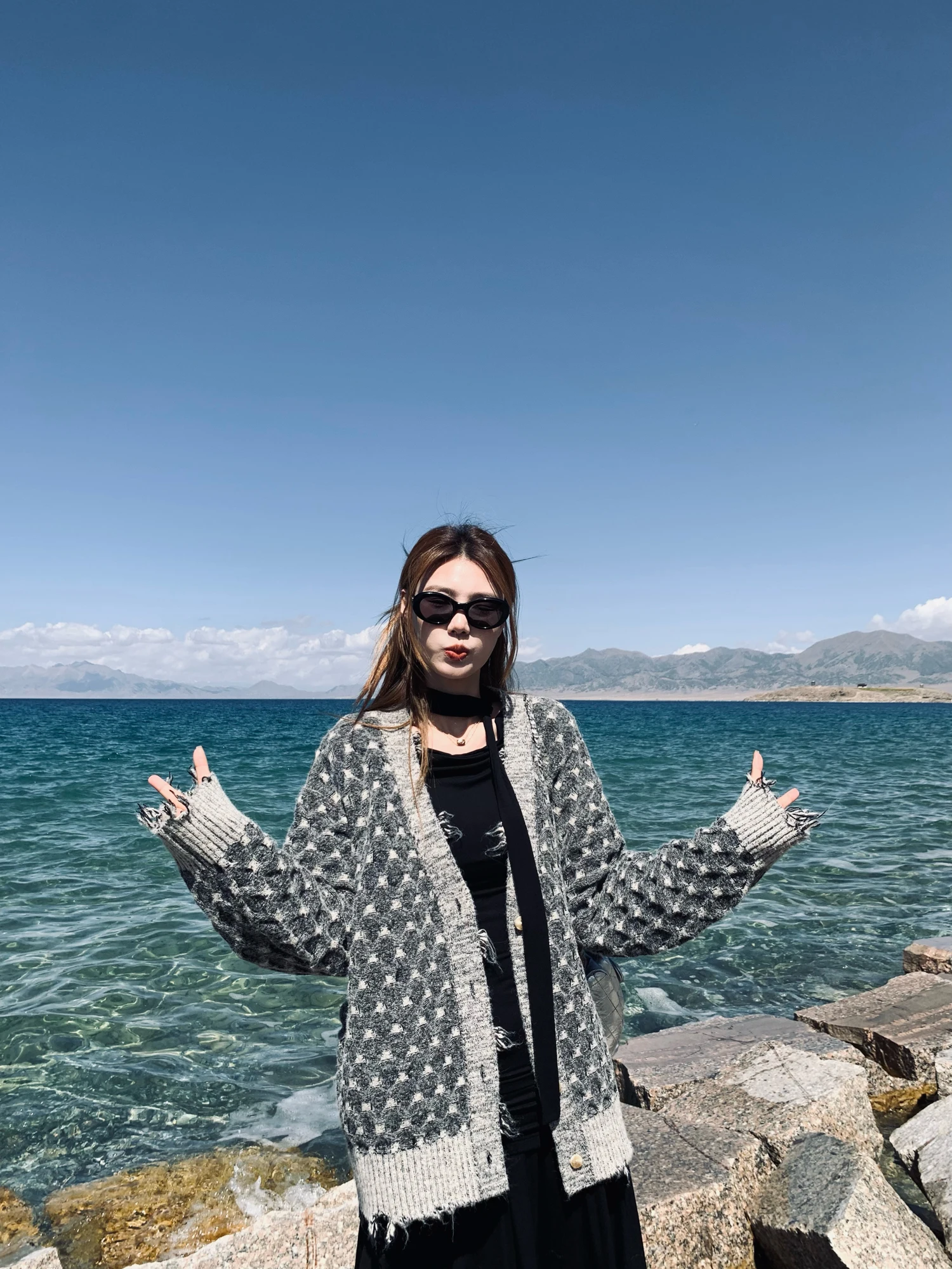 Bla Sugar American Sle Oversized V-Ne Knitted Cardigan with Frayed s And Texture Contrast Color Casual Loose Fit
Bla Sugar American Sle Oversized V-Ne Knitted Cardigan with Frayed s And Texture Contrast Color Casual Loose Fit