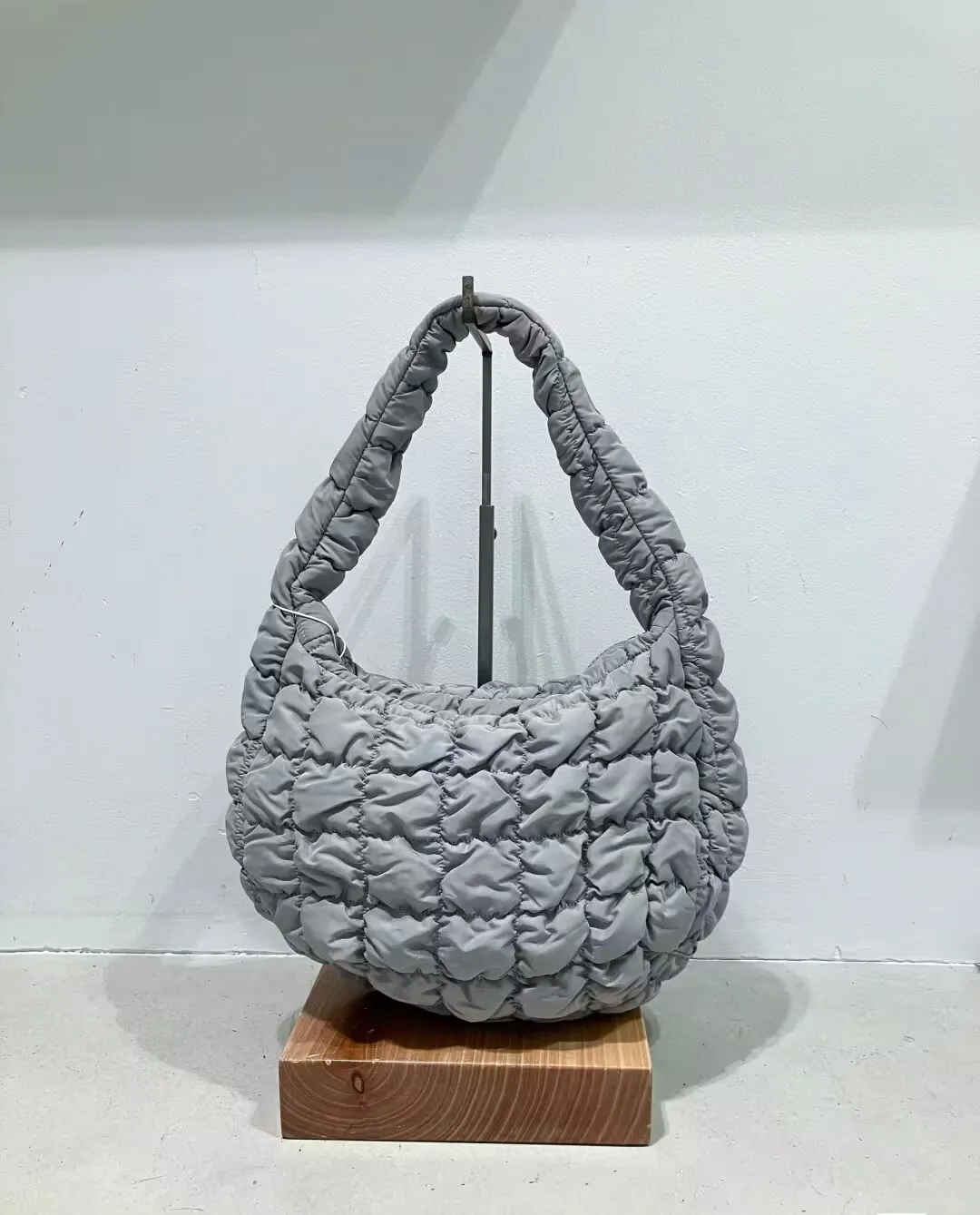 Coslo ey Cloud Bread Bag Summer New Sle Single oulder Quilted Underarm Bag Soft Tote Handbag European Faion Leisure N...
Coslo ey Cloud Bread Bag Summer New Sle Single oulder Quilted Underarm Bag Soft Tote Handbag European Faion Leisure N...