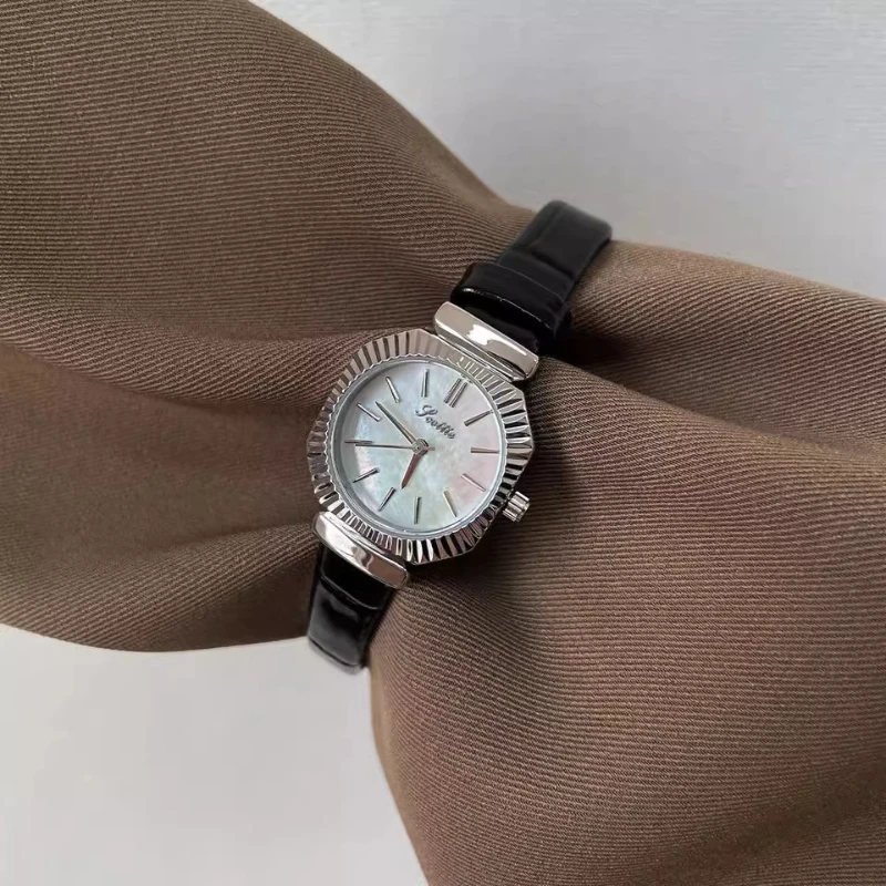New exquisite retro style elegant women's watch trendy simple classic automatic waterproof quartz women's watch birthday gift
New exquisite retro style elegant women's watch trendy simple classic automatic waterproof quartz women's watch birthday gift