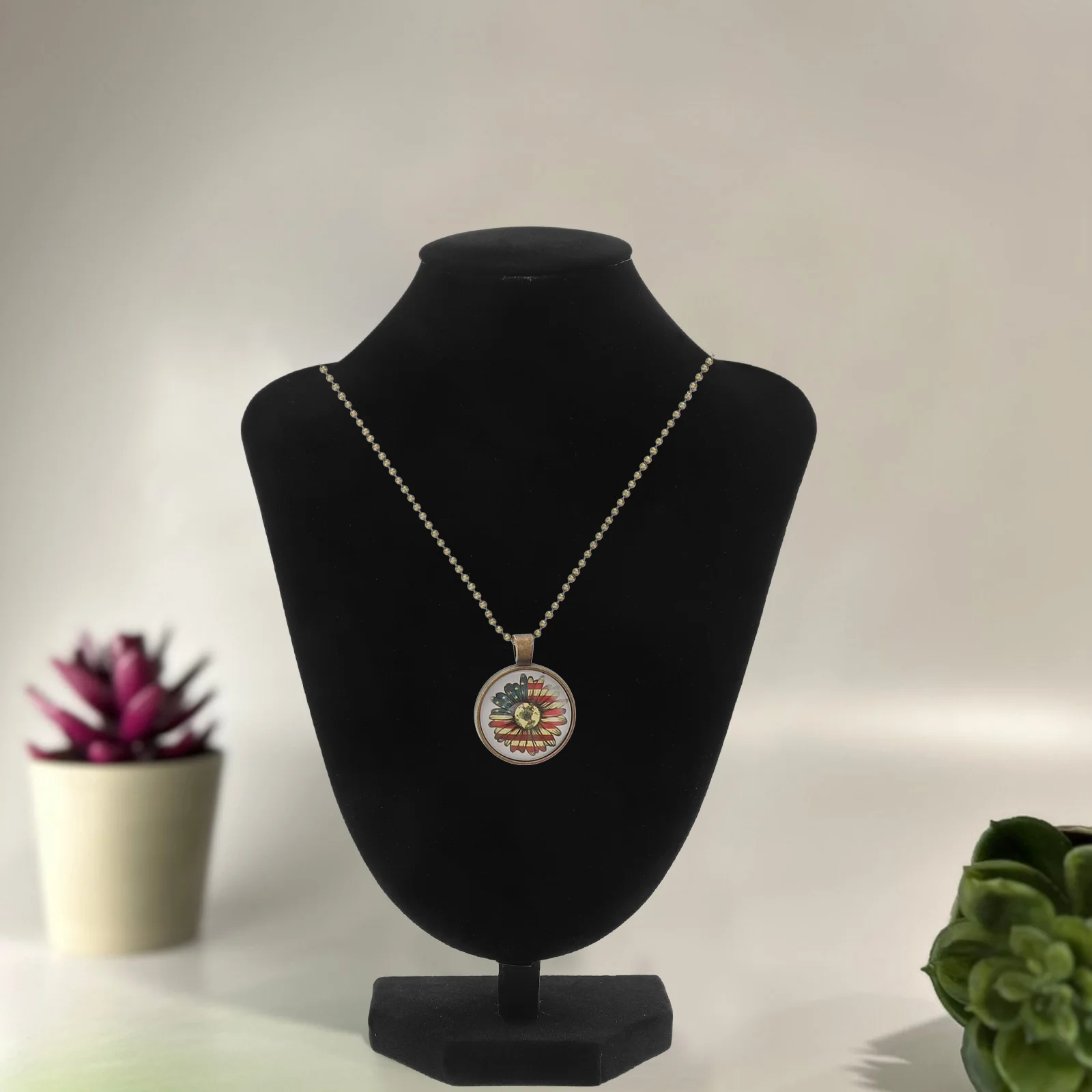 V-shaped Necklace Display Stand Black Jewelry Bust Adjustable Height Female Mannequin Hand Model Display jewelry for necklaces
V-shaped Necklace Display Stand Black Jewelry Bust Adjustable Height Female Mannequin Hand Model Display jewelry for necklaces