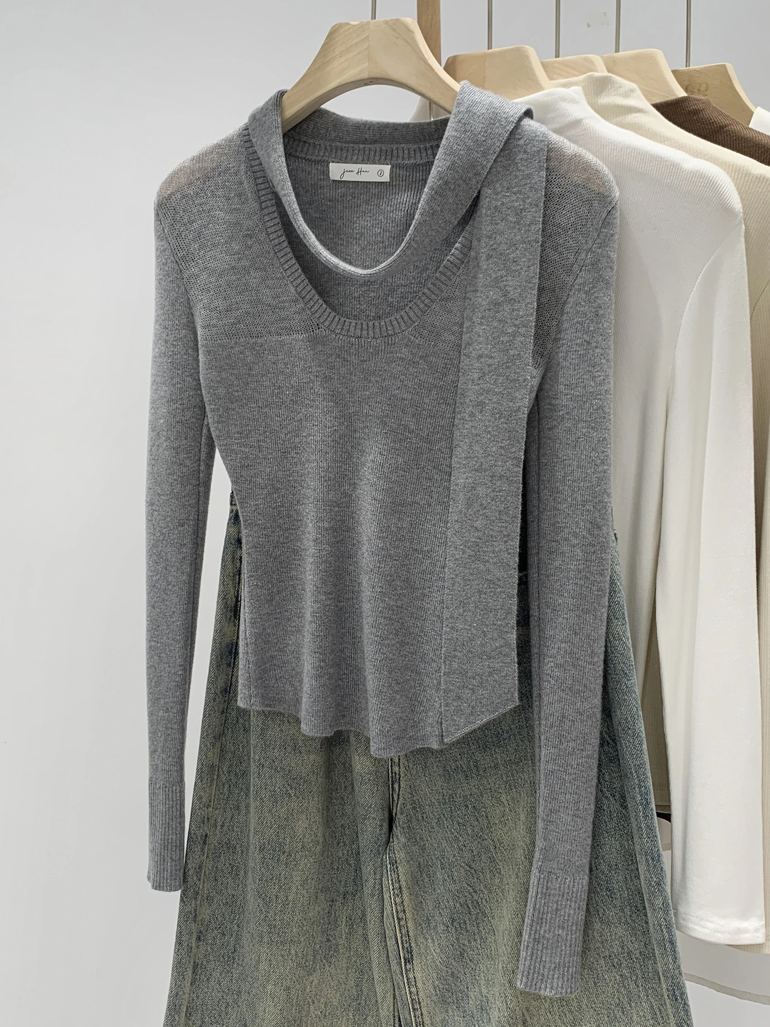 Ladies Long Sleeve Knitted Sweater V Neck Loose Fit Inner Wear Comfortable Breathable Nylon Polyester Blend Autumn Fashion
Ladies Long Sleeve Knitted Sweater V Neck Loose Fit Inner Wear Comfortable Breathable Nylon Polyester Blend Autumn Fashion