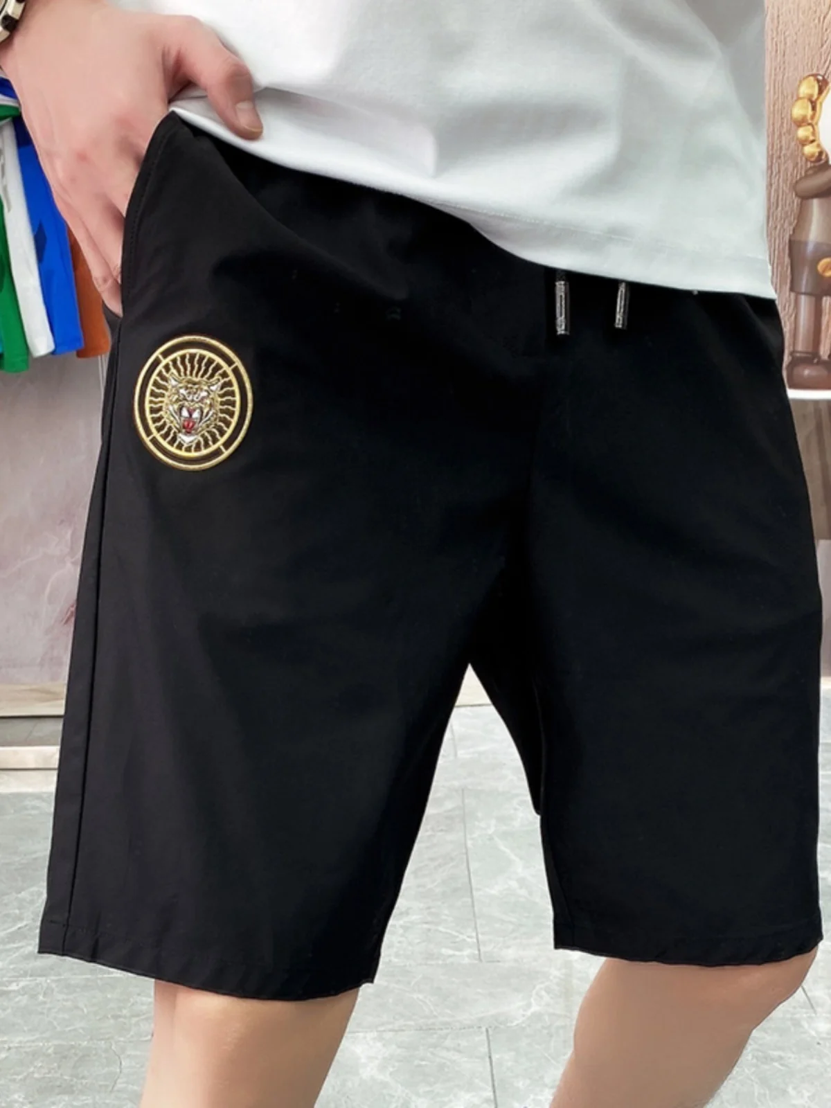 Мужские летние тонкие спортивные шорты из ледяного шелка, повседневные, свободные, дышащие, длиной до колена, модные и стильные
Мужские летние тонкие спортивные шорты из ледяного шелка, повседневные, свободные, дышащие, длиной до колена, модные и стильные