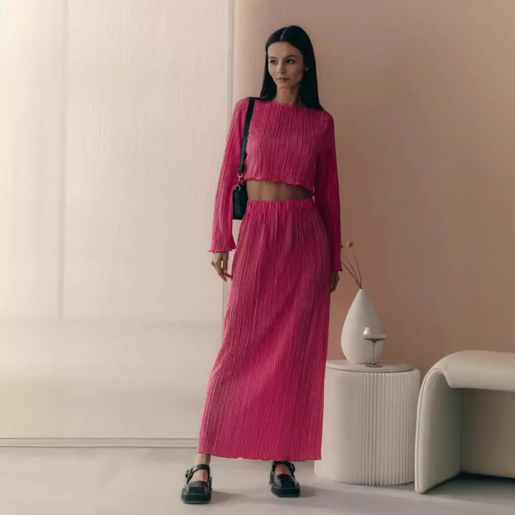 Повседневный модный топ с короткими рукавами-колокольчиками и плиссированная длинная юбка, костюм, женский комплект, элегантный европейский и американский стиль
Повседневный модный топ с короткими рукавами-колокольчиками и плиссированная длинная юбка, костюм, женский комплект, элегантный европейский и американский стиль