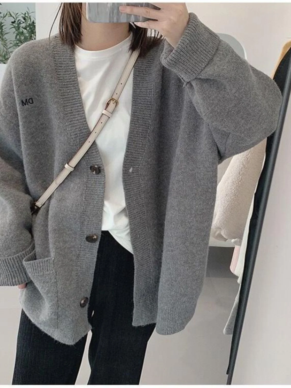 Laid-ba Sle Knitted Cardigan for Women Street Sle Loose Fit Long Sve V-ne Button up New Arrival Spring Season
Laid-ba Sle Knitted Cardigan for Women Street Sle Loose Fit Long Sve V-ne Button up New Arrival Spring Season