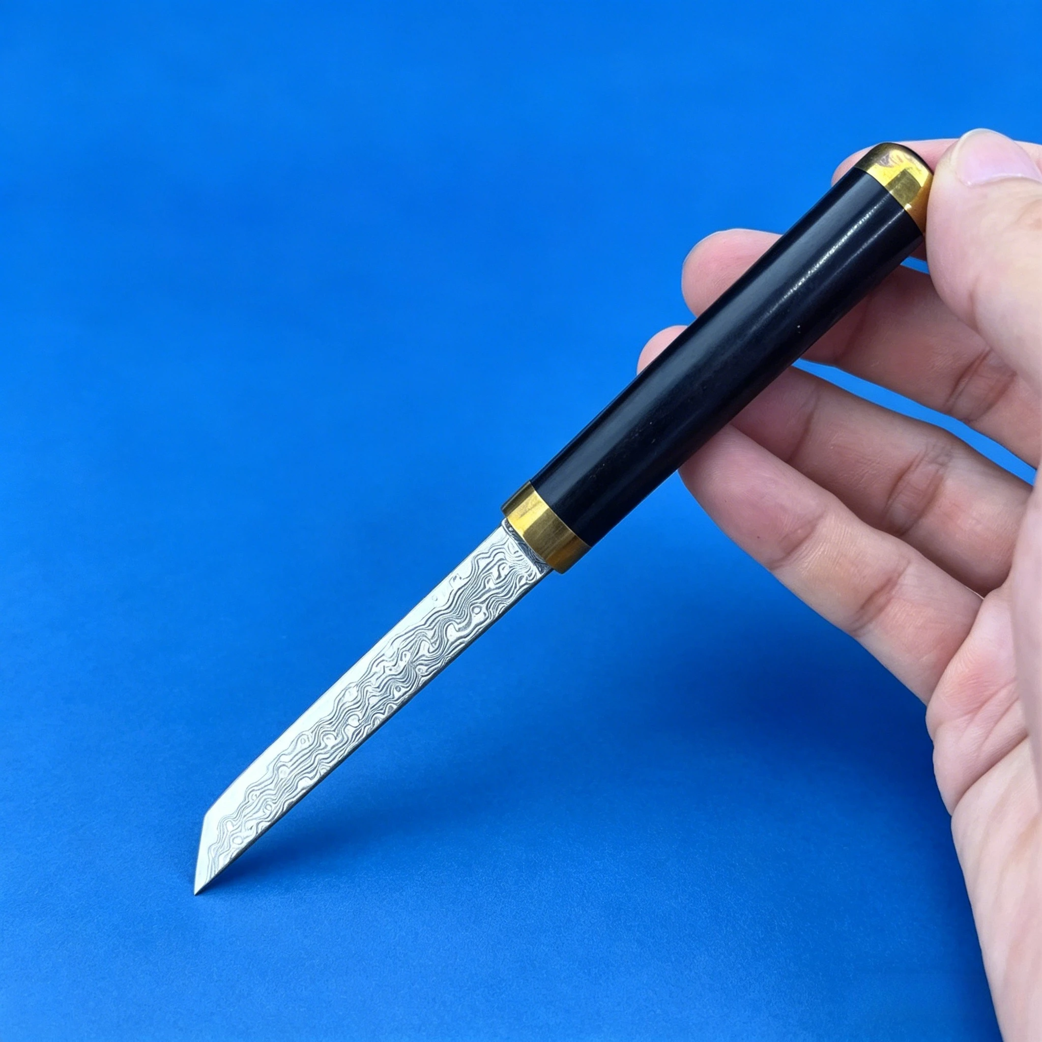 Small Fixed Blade for Everyday Carry – Damascus Steel, Ebony Grip, Sheath Included – Ideal for Light Camping and Outdoor Use
Small Fixed Blade for Everyday Carry – Damascus Steel, Ebony Grip, Sheath Included – Ideal for Light Camping and Outdoor Use