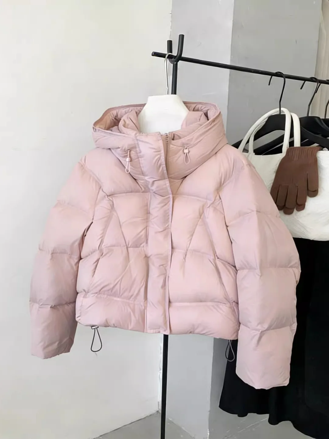 Pink Hooded Thickened Winter Jacket Women's Casual Warm Cotton Coat Stylish Versatile Commute Korean Style Loose Fit Zipper
Pink Hooded Thickened Winter Jacket Women's Casual Warm Cotton Coat Stylish Versatile Commute Korean Style Loose Fit Zipper