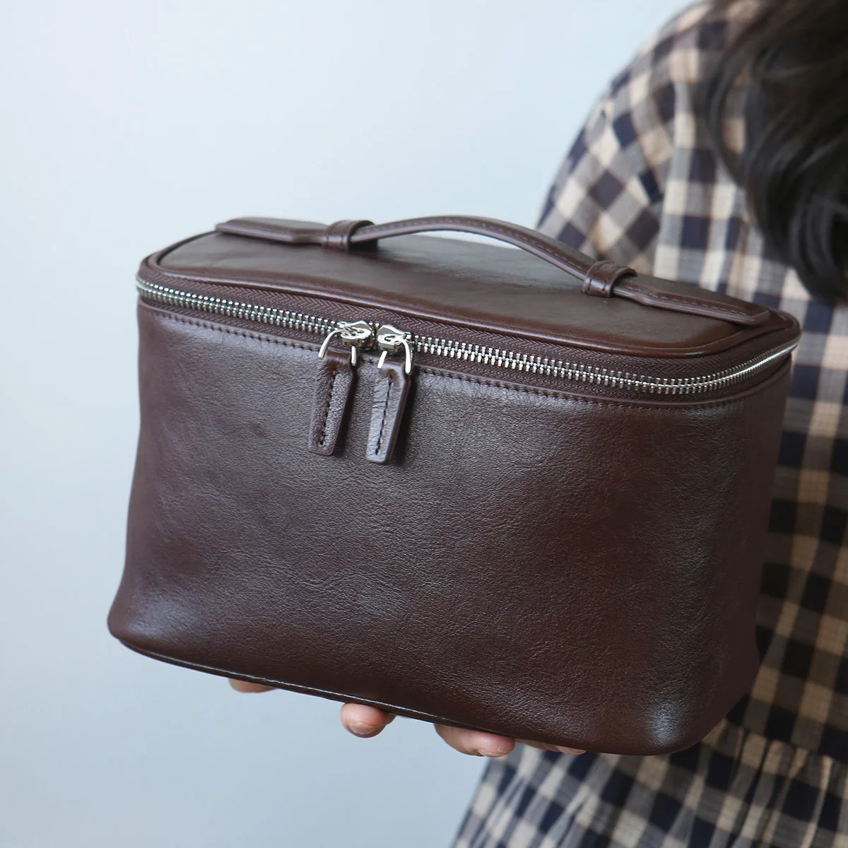 Top layer cowhide makeup bag 2025 new niche design travel portable toiletries bag high-capacity storage soft leather handbag
Top layer cowhide makeup bag 2025 new niche design travel portable toiletries bag high-capacity storage soft leather handbag