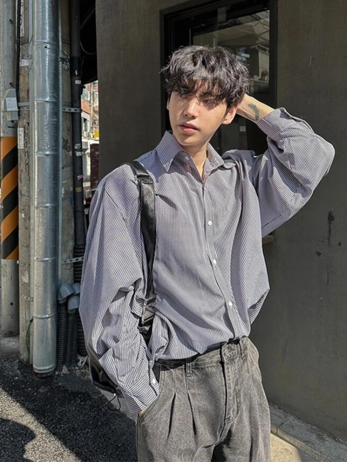 Bla Stripe Long Sve Men's irt Summer Trendy Brand College Sle Outerwear Loose Fit Youthful ular Flip Collar
Bla Stripe Long Sve Men's irt Summer Trendy Brand College Sle Outerwear Loose Fit Youthful ular Flip Collar