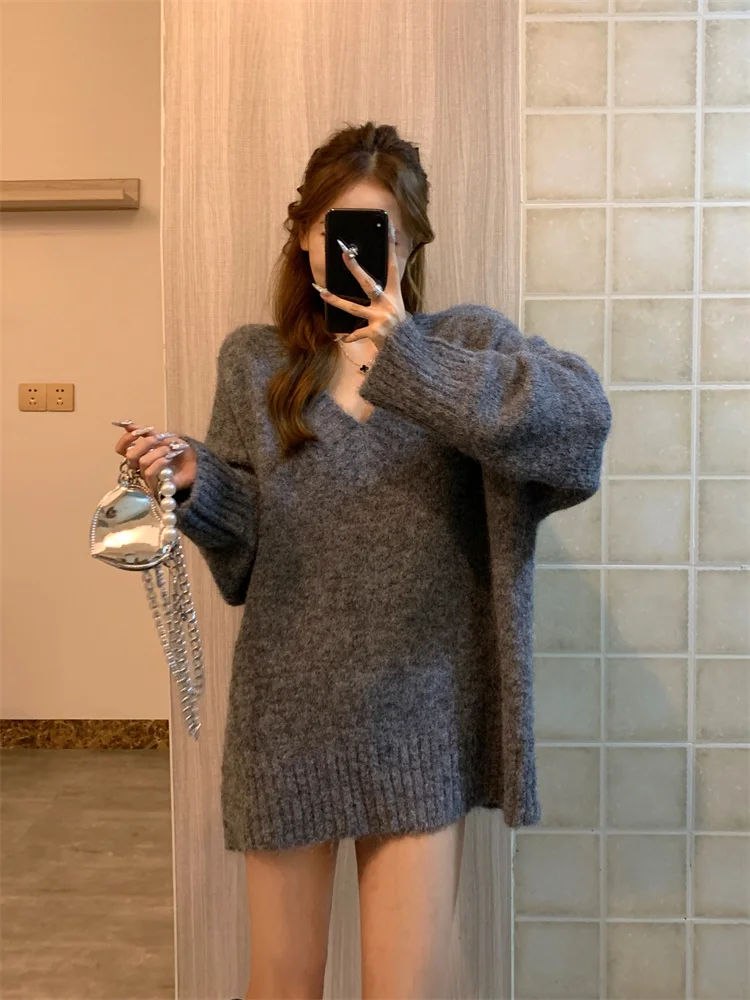 Серый свободный утолщенный стильный топ, мягкий вязаный свитер для женщин, пуловер с v-образным вырезом, нижний внутренний вязаный свитер
Серый свободный утолщенный стильный топ, мягкий вязаный свитер для женщин, пуловер с v-образным вырезом, нижний внутренний вязаный свитер