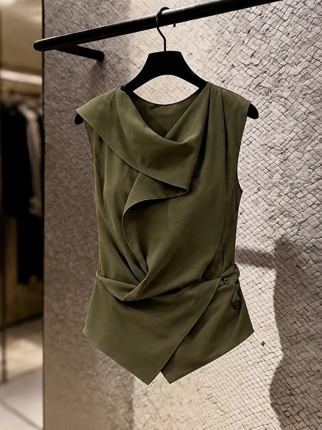Stylish Sleeveless Vest Women's Fashion Slimming Design Summer 2026 Korean Version Versatile Top Quality Silk Material
Stylish Sleeveless Vest Women's Fashion Slimming Design Summer 2026 Korean Version Versatile Top Quality Silk Material