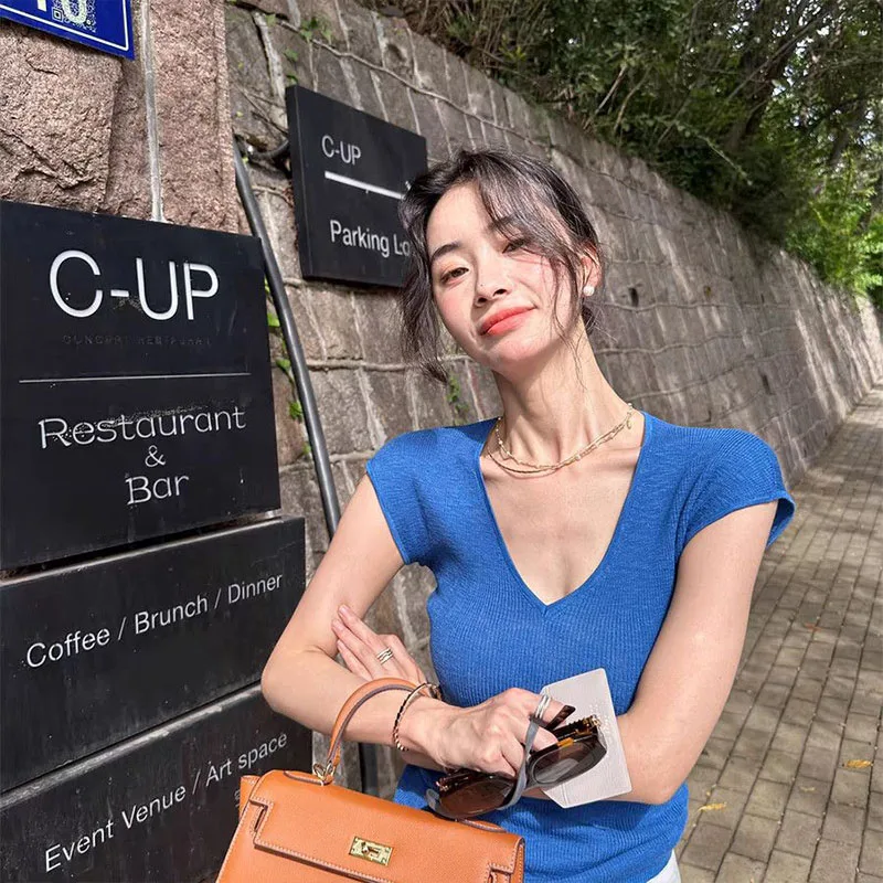 2025 Summer New Solid Commute V-neck Knit T-shirt Women Casual Fashion Simple Short Sleeve Tops
2025 Summer New Solid Commute V-neck Knit T-shirt Women Casual Fashion Simple Short Sleeve Tops