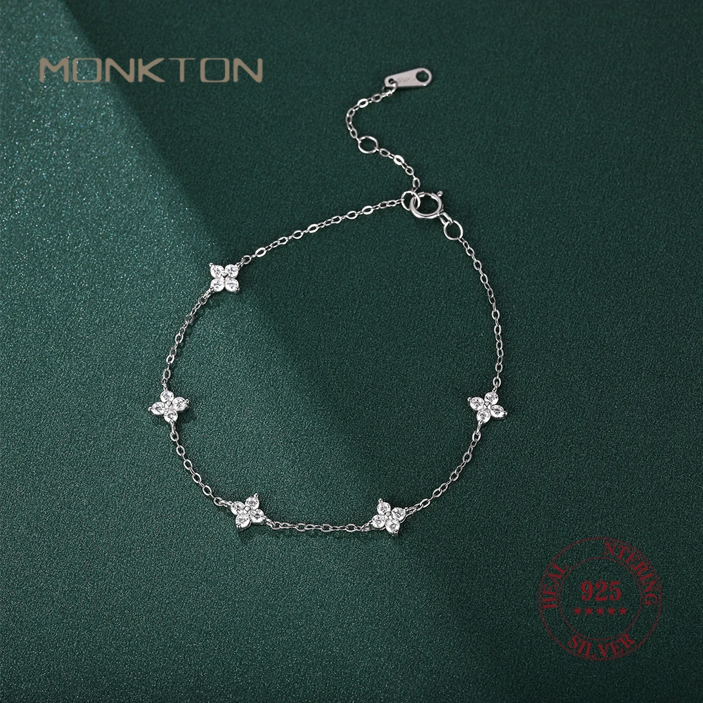 Silver shiny zircon clover flower bracelet, exquisite jewelry gifts for women's daily temperament
Silver shiny zircon clover flower bracelet, exquisite jewelry gifts for women's daily temperament