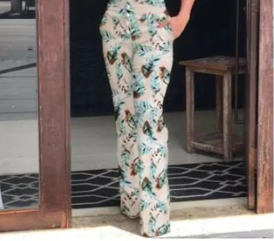 Женский летний повседневный комплект: укороченный топ с рюшами на рукавах и расклешенные брюки с тропическим принтом из легкой ткани
Женский летний повседневный комплект: укороченный топ с рюшами на рукавах и расклешенные брюки с тропическим принтом из легкой ткани