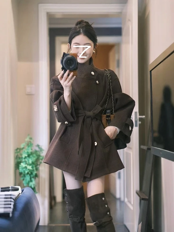 Retro Brown Stand Collar Waist-Cinching ort Woolen Coat Unique Attractively Fem Winter Faion Commute Sle Loose Fit
Retro Brown Stand Collar Waist-Cinching ort Woolen Coat Unique Attractively Fem Winter Faion Commute Sle Loose Fit