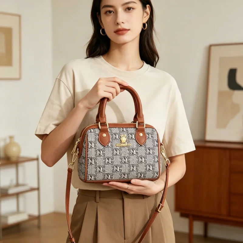 Classic Elegant Leather Diaper Bag Famous Designer Luxury Brand Tote Women’s Vintage Fashionable Shoulder Messenger Bag
Classic Elegant Leather Diaper Bag Famous Designer Luxury Brand Tote Women’s Vintage Fashionable Shoulder Messenger Bag
