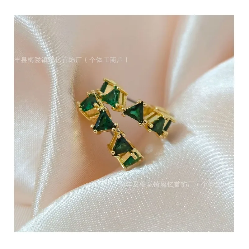 Shijia Series Triangular Cut Large Circle Earrings Women's Light Luxury Versatile Imitation Crystal Earrings Version
Shijia Series Triangular Cut Large Circle Earrings Women's Light Luxury Versatile Imitation Crystal Earrings Version