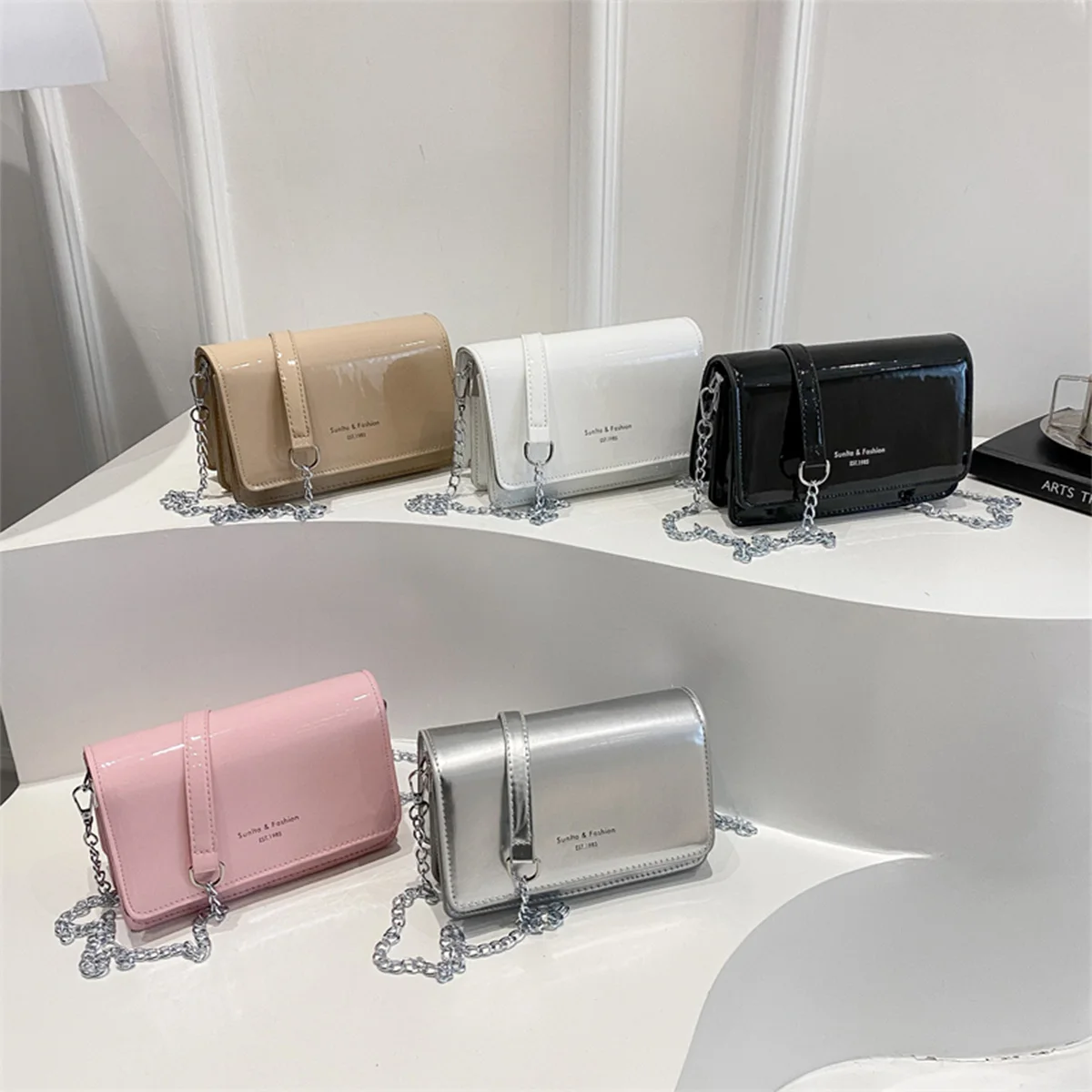 Модная минималистичная сумка-кроссбоди из глянцевой искусственной кожи, однотонная, с клапаном и магнитной застежкой, с цепочкой-ремешком, легко складывающаяся, для повседневного использования
Модная минималистичная сумка-кроссбоди из глянцевой искусственной кожи, однотонная, с клапаном и магнитной застежкой, с цепочкой-ремешком, легко складывающаяся, для повседневного использования